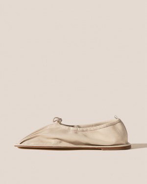 Hereu Puntera Pleated-toe Women's Flats Light Beige | NZ-86SHUMIZD