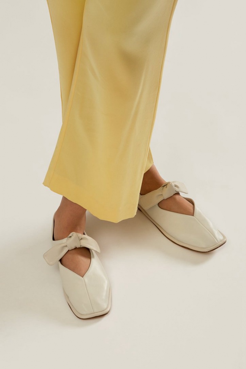 Hereu Llasada Front-knot Women's Flats Cream | NZ-76EHOAINY